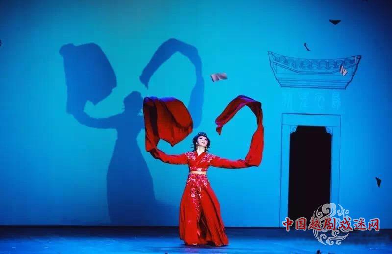 周妤俊上演越剧《心比天高》 “竞梅”引观众惊艳