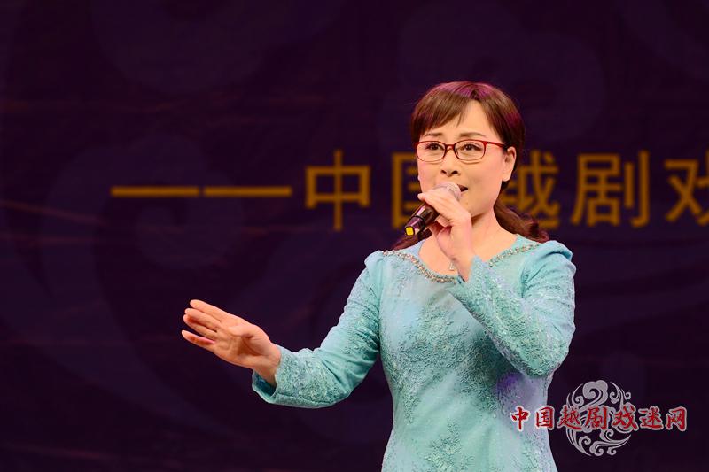 越剧名家演出前一天 还带病到社区辅导