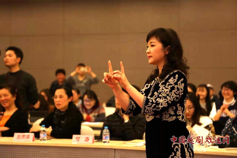 一个下午，方女王与大学生们“越”在一起