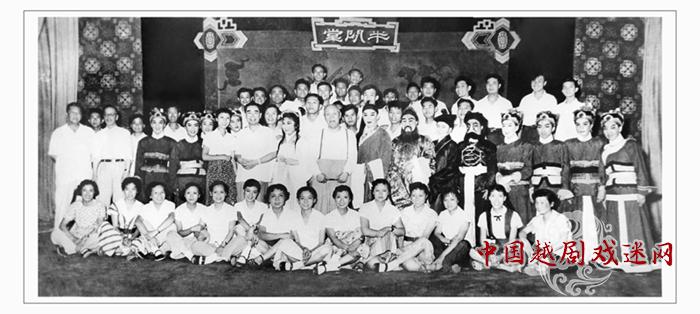 1959年 赴北京中南海演出与周总理合影 (董必武赠）.jpg