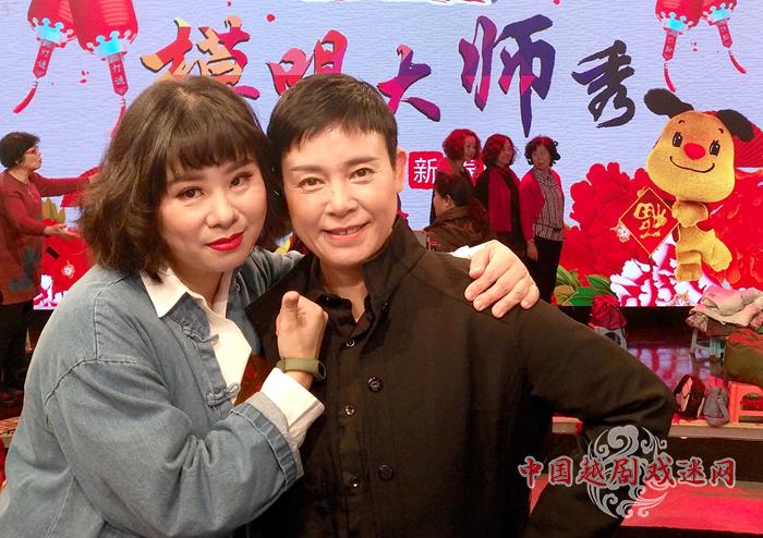 左 本场冠军票友裘侃君 右 模唱嘉宾 侯学军.jpg