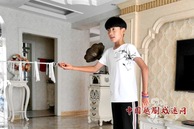 绍兴14岁男孩爱唱越剧旦角，他说自己并不“娘”