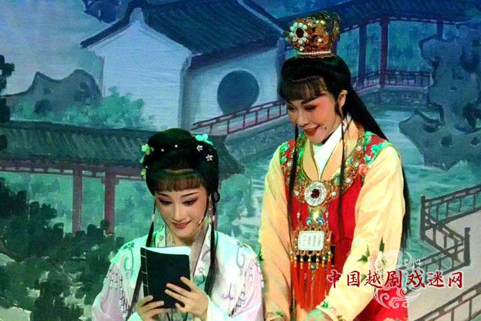 越剧《红楼梦》唱醉武大学子 观众的热情陶醉“贾宝玉”