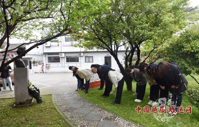 嵊州市越剧团缅怀越剧前辈