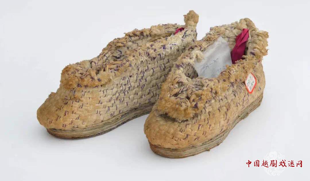 丈夫亲手为她编制的草鞋