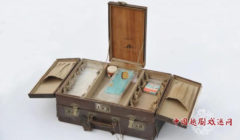 欣赏~袁雪芬珍爱的牛皮樟木化妆箱