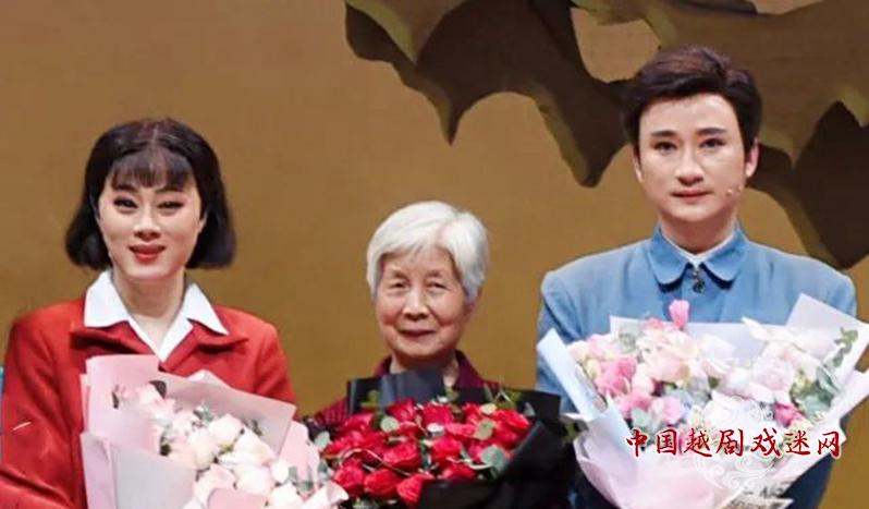 昨晚，《核桃树之恋》的原型出现在了舞台上