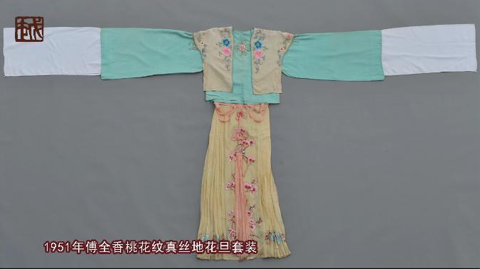 越博宝贝：1951年傅全香桃花纹绣真丝地花旦套装