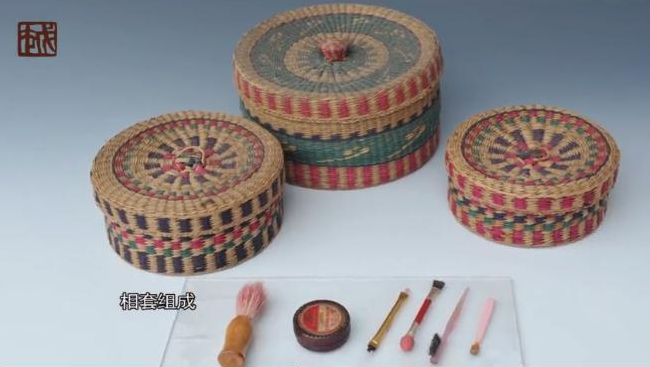 宝贝：20世纪40年代尹桂芳彩色几何纹稻草编化妆盒