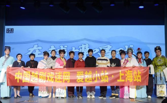 他们，在越博唱戏~~