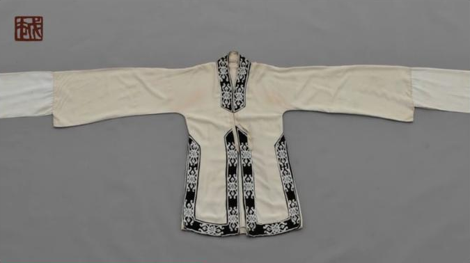 越博宝贝：1957年戚雅仙边绣花草纹本白色真丝双绉地对帔