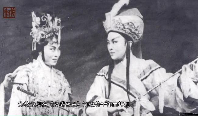 宝贝：1959年筱少卿边镶彩条绣花草云纹灰色人造棉地斜领褶子