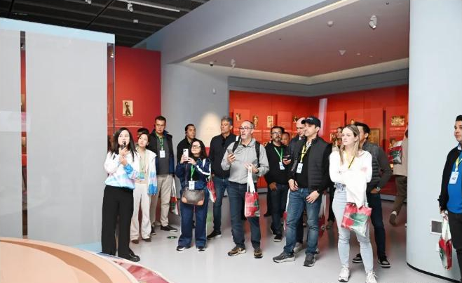 名场面！三位“文化摆渡人”名场面！三位“文化摆渡人”