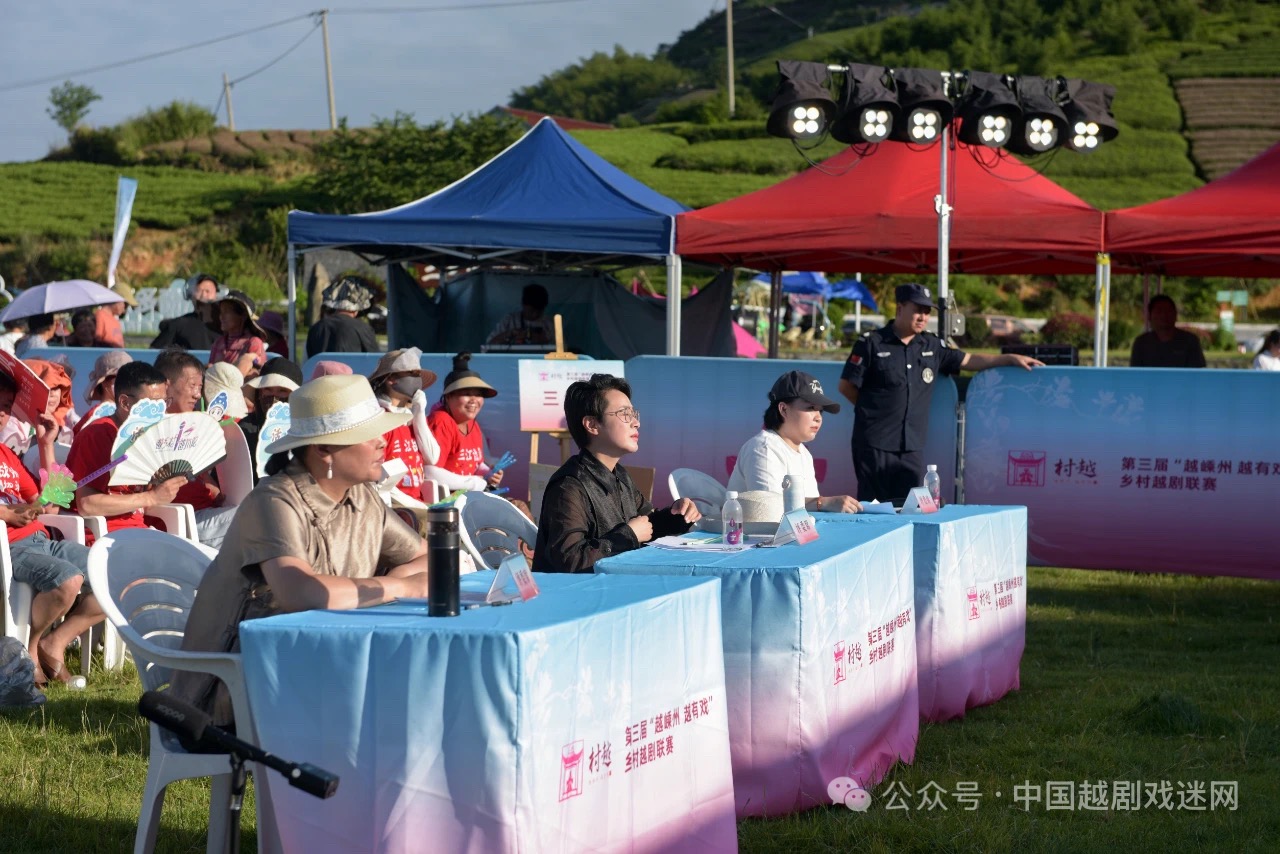 杨婷娜：我们在村越“同频共振”