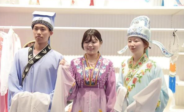 看！日本大学生在越剧博物馆感受越剧